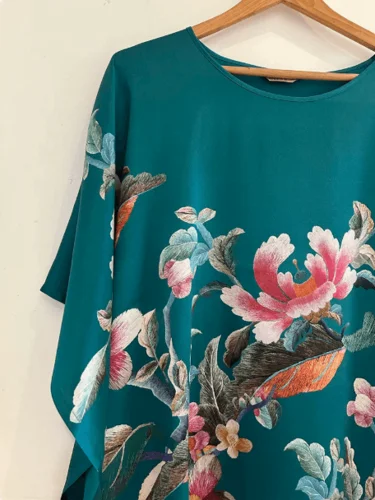 Silke Batwing Natkjole 100% silke 19momme, Peony Smaragd med masser af flotte blomster