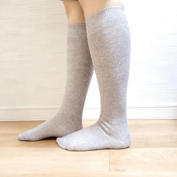 Japansk kvalitet i en let og frisk silke hamp bomuld knæstrømpe grå