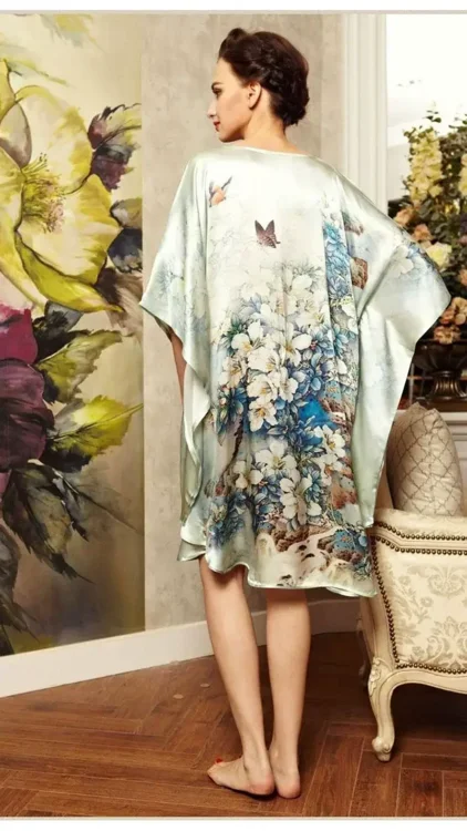 Silke Batwing Natkjole 100% silke 19momme, Sommerfugle og blomster flot lysblå pastelfarve