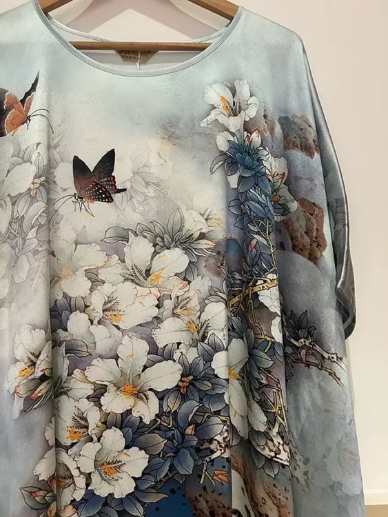 Silke Batwing Natkjole 100% silke 19momme, Sommerfugle og blomster flot lysblå pastelfarve