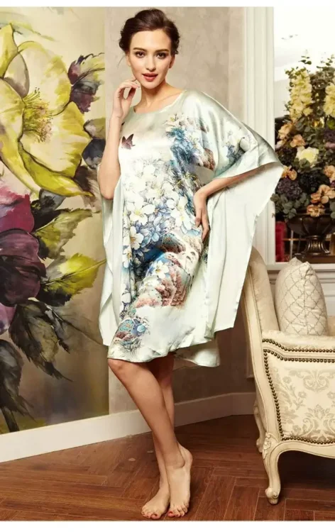 Silke Batwing Natkjole 100% silke 19momme, Sommerfugle og blomster flot lysblå pastelfarve