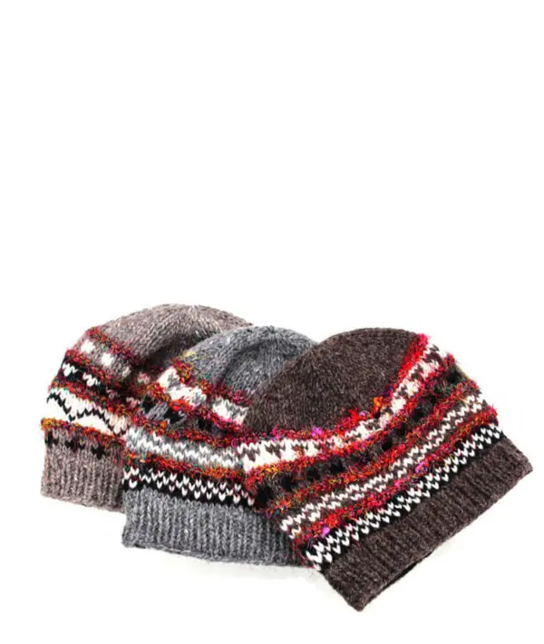 Handgestrickte Mütze aus Wolle und recycelter Seide. Gefüttert mit Polarfleece für zusätzliche Wärme und Komfort.