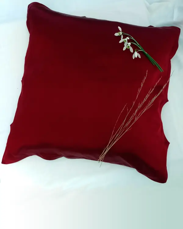 Silk pillowcase in 100% Mulberry Silk, winered