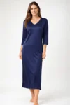 Lange nachtjapon van 100% moerbeizijde‑jersey, blauw, met 3/4‑mouwen.