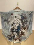 Silke Batwing Natkjole 100% silke 19momme, Sommerfugle og blomster flot lysblå pastelfarve